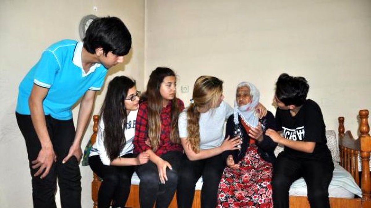 Tarsus\'ta Açlıktan Bayılan Yaşlı Kadına Öğrenciler Sahip Çıktı
