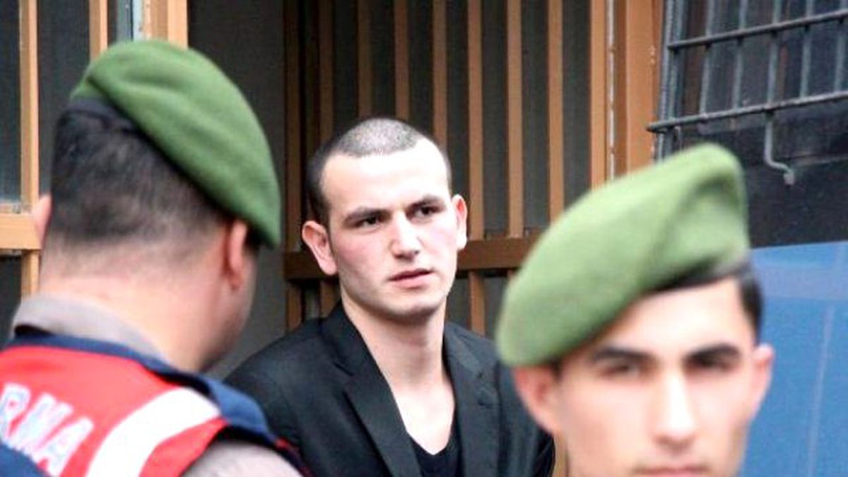 Genç Kızı Anne-Babasının Özel Görüntüleriyle Tehdit Edip İlişkiye Girdiler