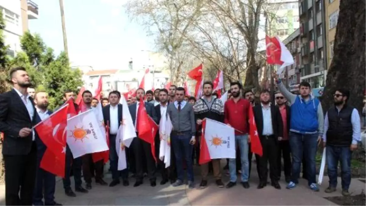 Ak Partili Gençlerden Caddede İstiklal Marşı Okuma Etkinliği