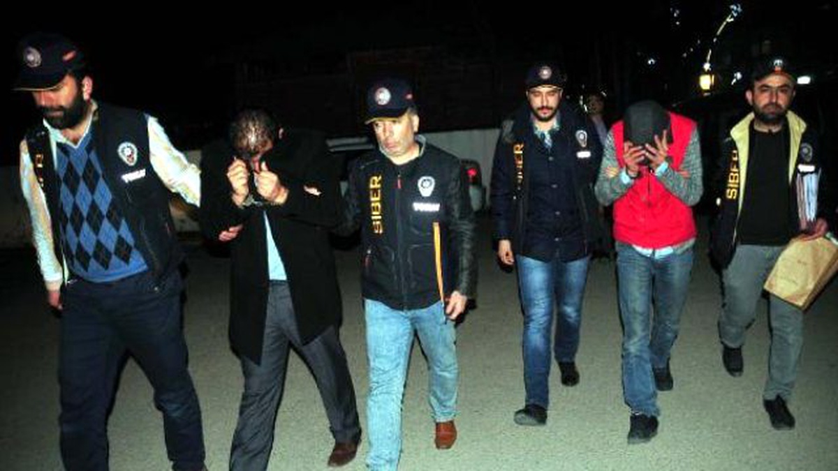 Atm\'ye Kart Kopyalama Cihazı Koyanlar Yakalandı
