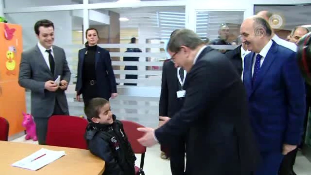 Başbakan Davutoğlu, Hasta Çocukları Ziyaret Etti