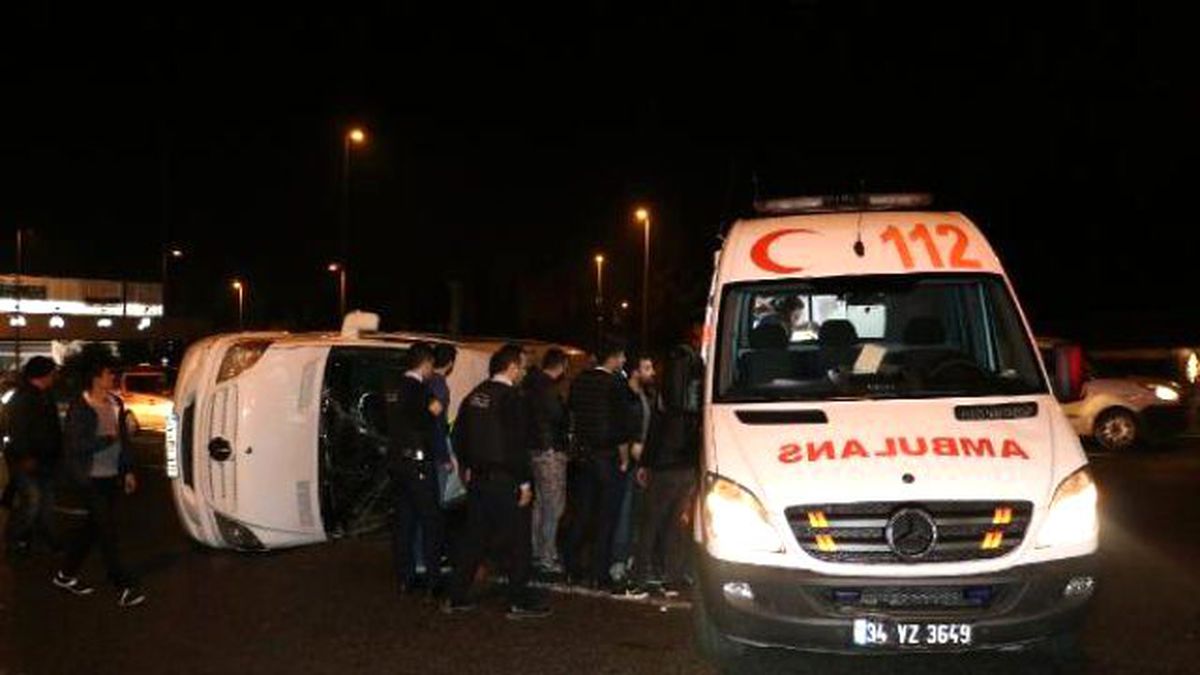 D-100\'de Servis Minibüsü Takla Attı: 3 Yaralı