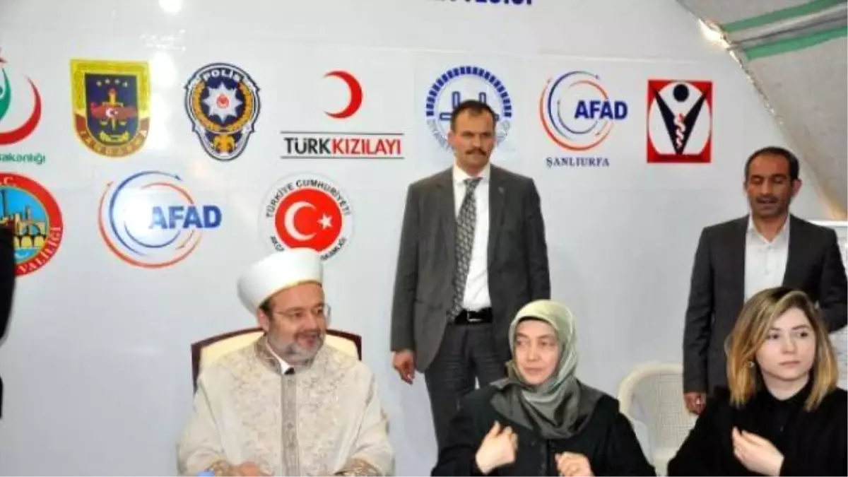 Diyanet İşleri Başkanı Görmez, Eşi ile Suriyelilerin Kaldığı Kampı Ziyaret Etti