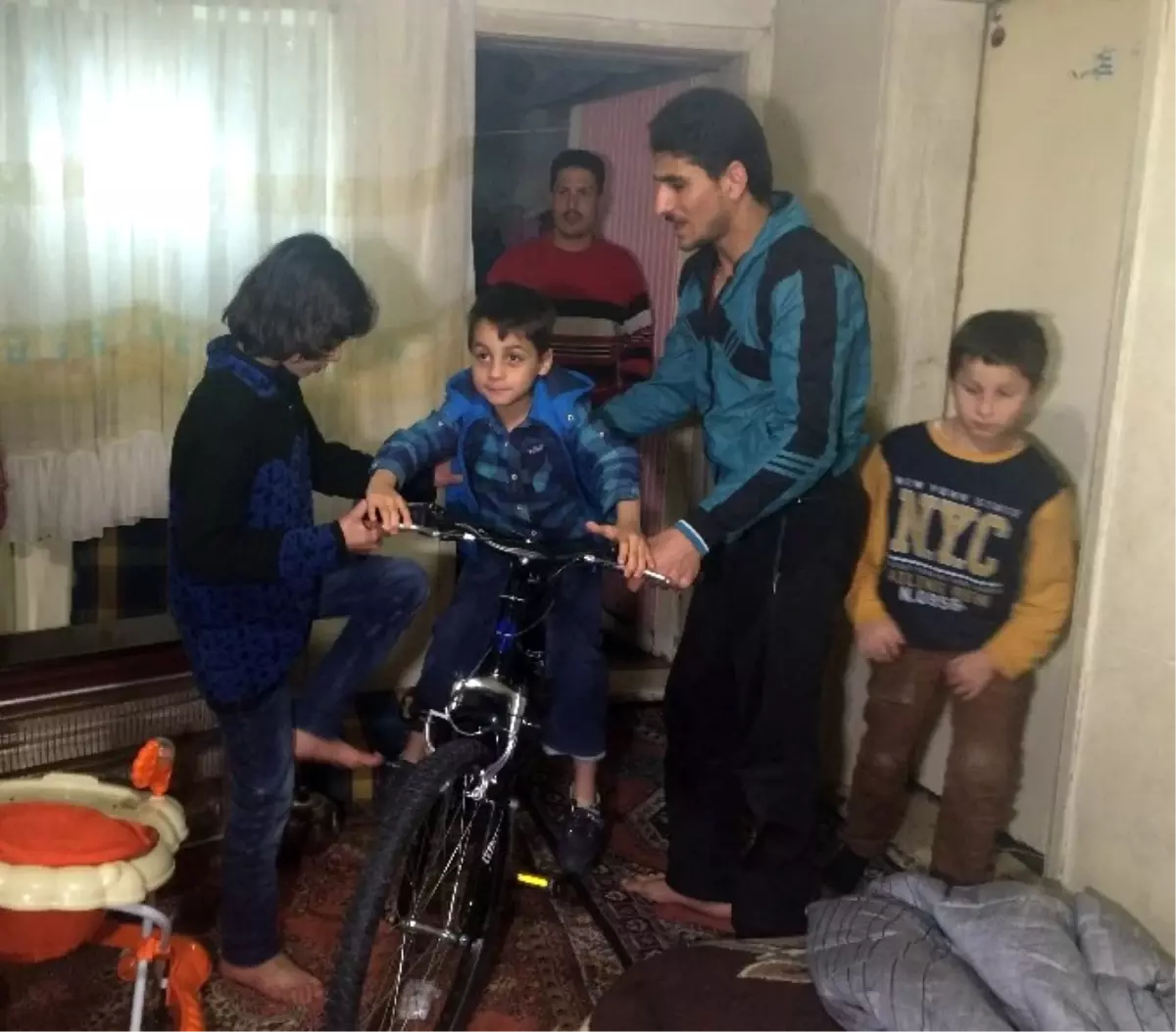 Esnafın Darbettiği Suriyeli Çocuğa Cumhurbaşkanı Erdoğan Bisiklet Hediye Etti