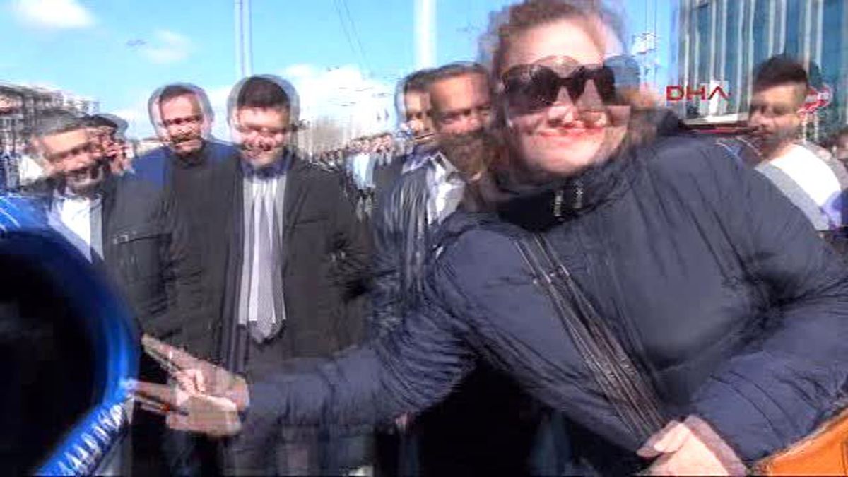 İstiklal Caddesi\'nde Yeni Araçları Demircan Denedi