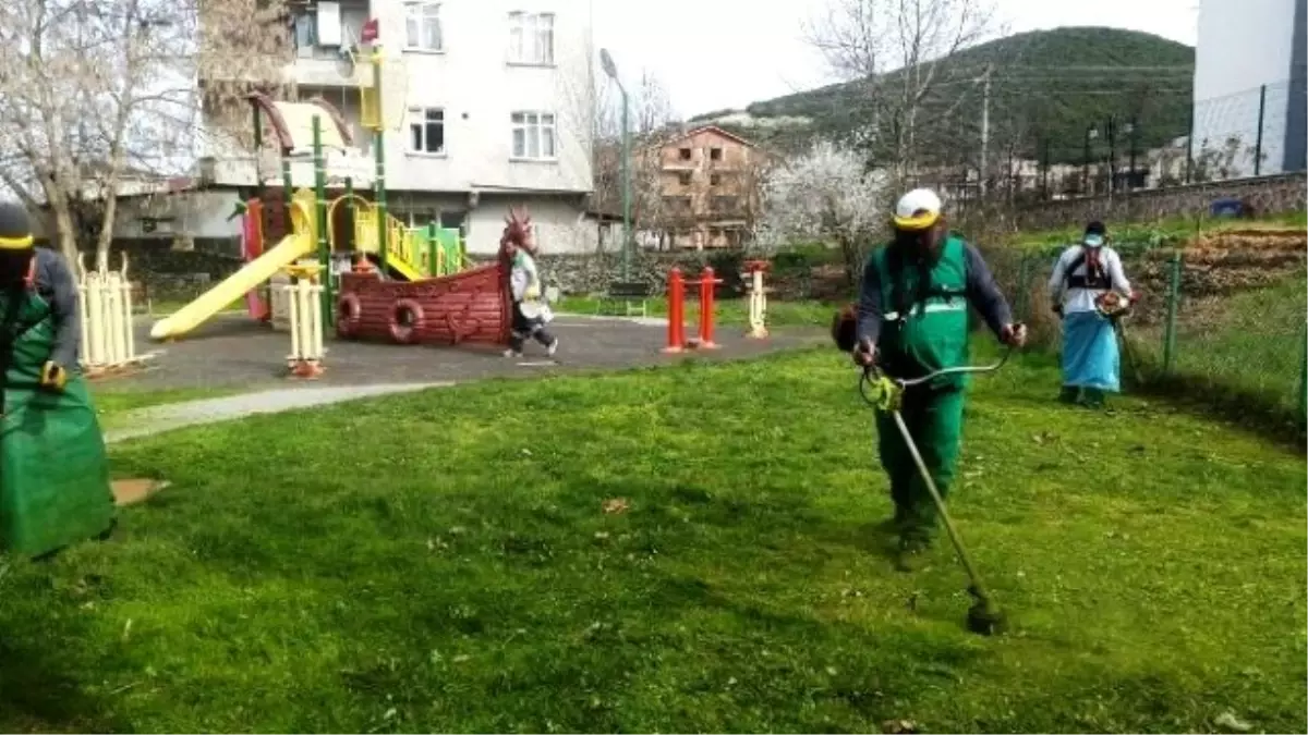 İzmit Belediyesi\'nden Parklarda Yoğun Çalışma