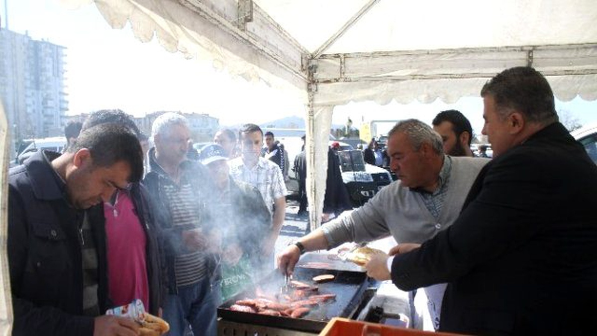 Kayseri Ticaret Borsası Tarım Fuarı\'nda 5 Bin Sucuk Ekmek Dağıttı