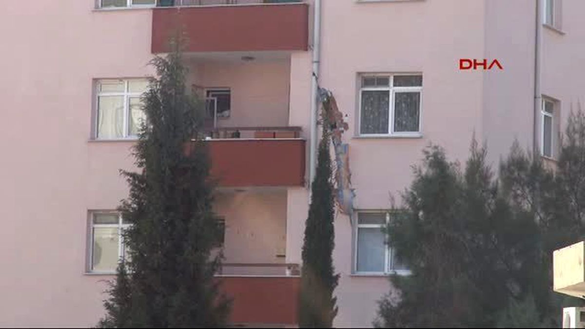 Kilis\'te Suriye Tarafından Atılan Roket Mermisi Jandarma Lojmanlarının Bahçesine Düştü-1