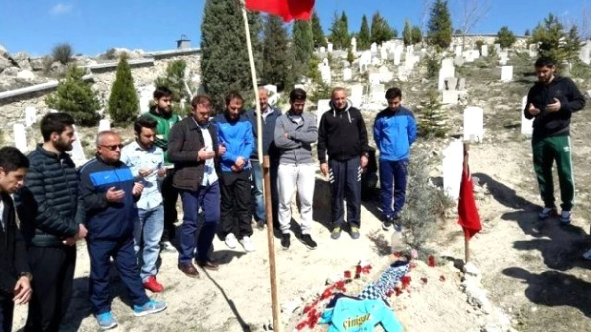 Kütahyasporlu Futbolcu ve Yöneticiler Şehit İbrahim Tetik\'in Kabrini Ziyaret Etti