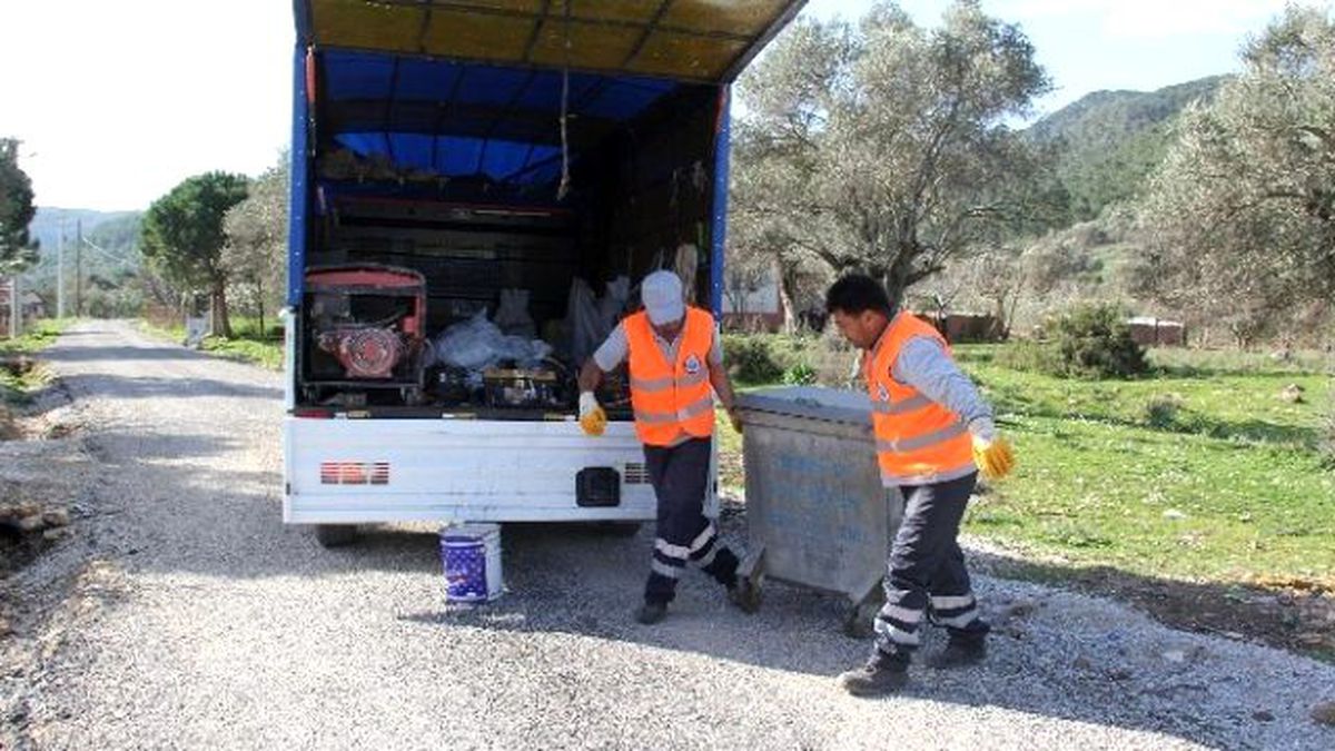 Menderes\'te Çöp Konteynerlerine Bakım