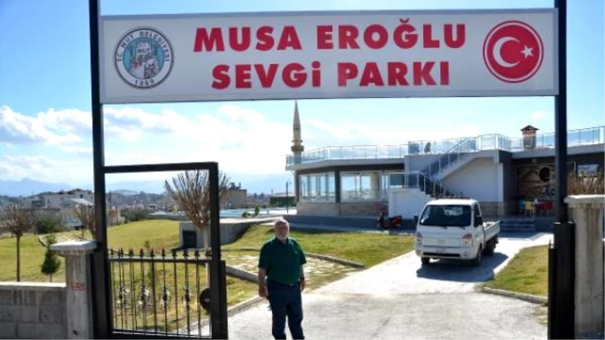 Musa Eroğlu, Heykelinin Dikilişini İzledi