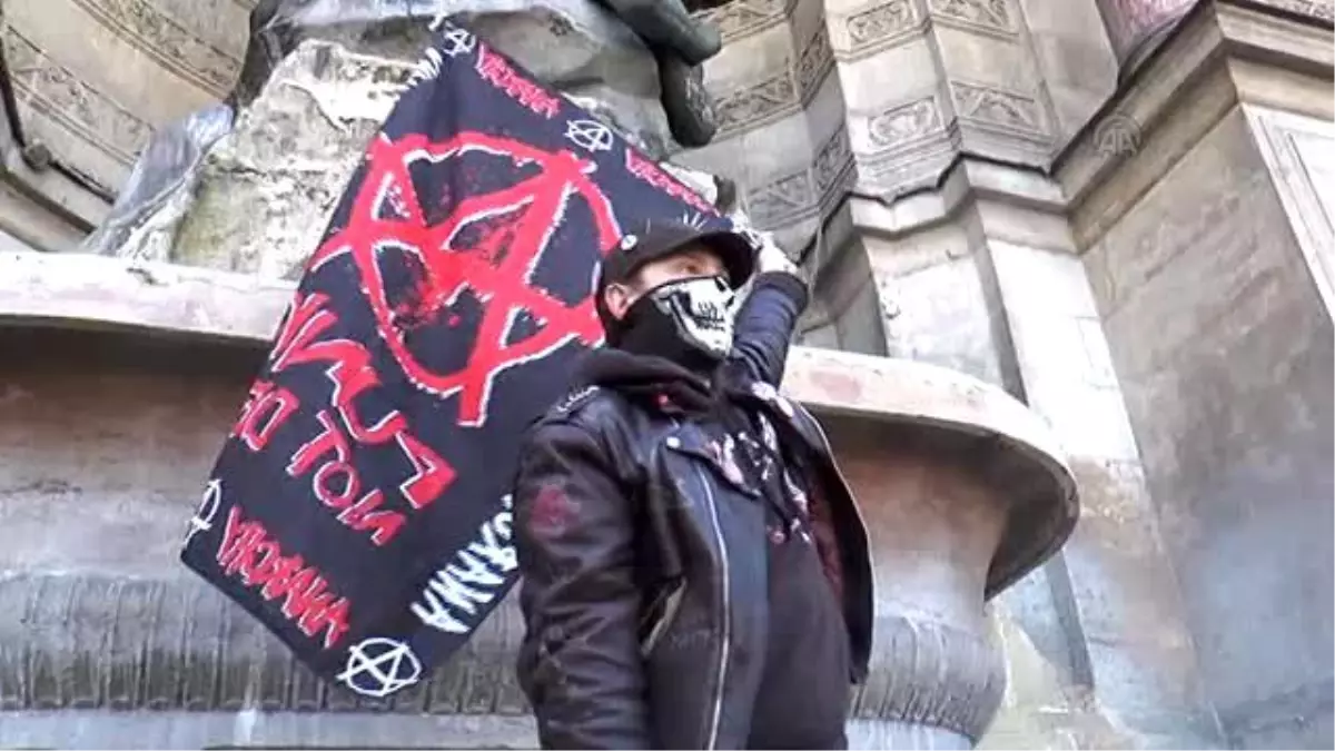 Paris\'te Olağanüstü Hal Karşıtları Yürüdü