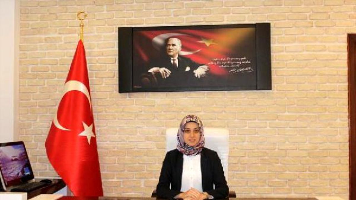 Türkiye'nin İlk Başörtülü Kaymakamı Göreve Başladı