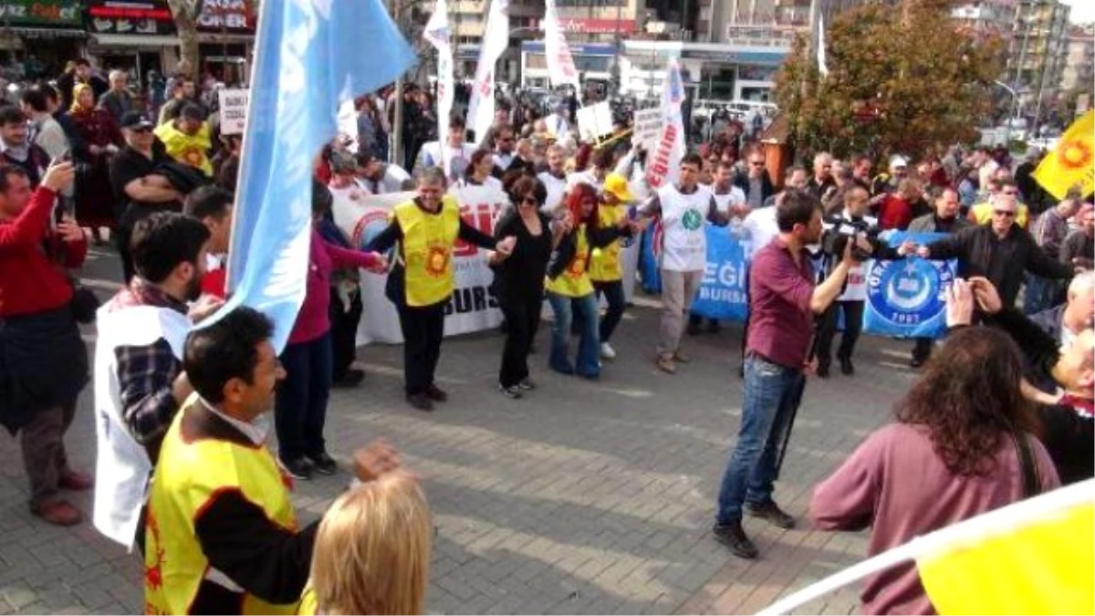 Sendikacılara Verilen Cezaya Türkülü ve Halaylı Protesto