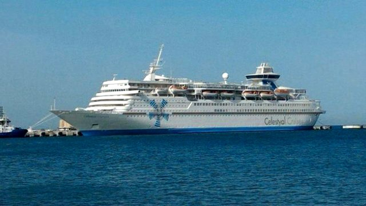 Sezonun İlk Turist Gemisi Kuşadası\'na Geldi