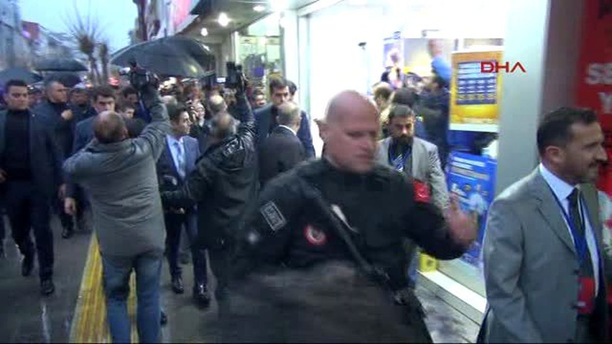 Van Davutoğlu, Börek Yiyip, Tatlı Dağıtı