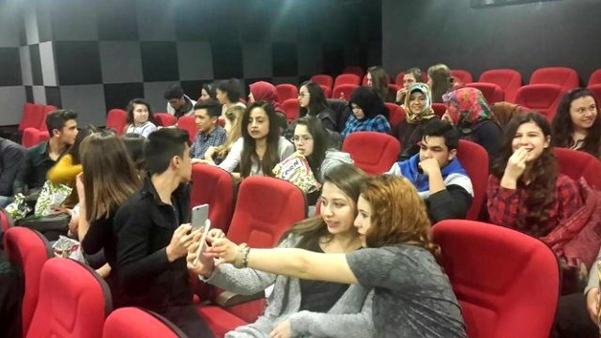 Ygs Sınavına Girecek Öğrencileri Sinemaya Götürdüler