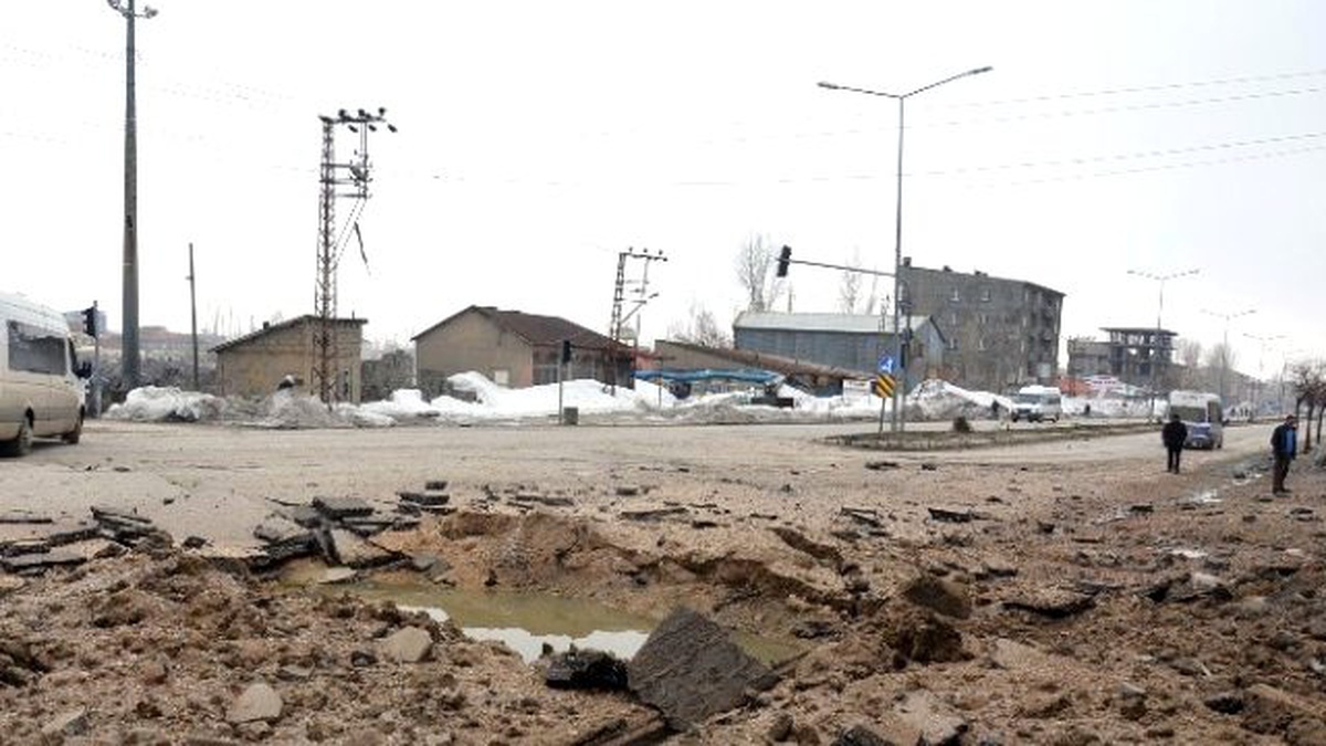 Yüksekova\'da, Askeri Konvoyun Geçişi Sırasında Patlama