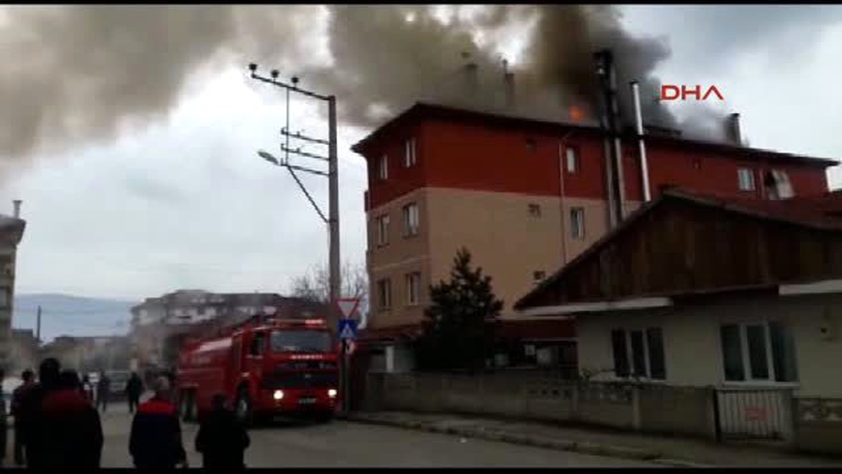 Bolu 4 Katlı Binanın Çatısında Çıkan Yangın Korkuttu