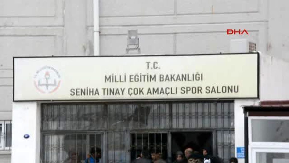 Dikili\'de Mülteciler İsyan Çıkardı, Camı Kapıyı İndirip Yangın Çıkardılar!