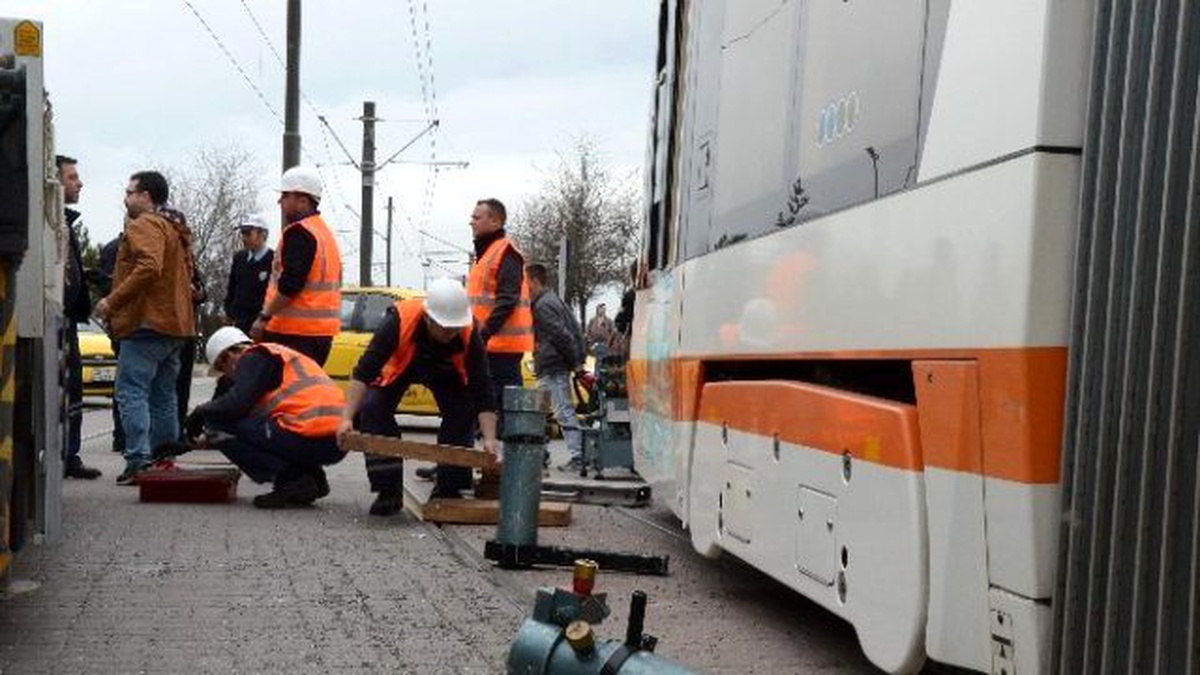 Eskişehir\'de Tramvay ile Belediye Otobüsü Çarpıştı: 1 Yaralı