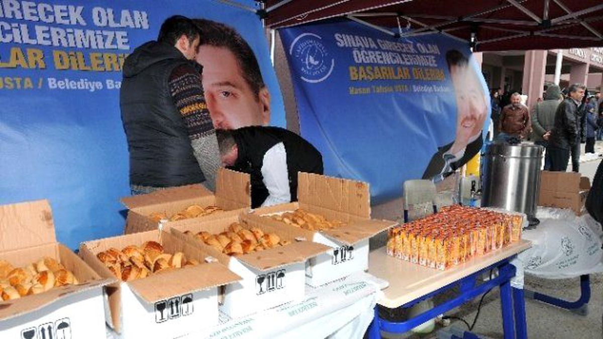 Gaziosmanpaşa Belediyesi\'nden Ygs Öncesi Öğrencilere Çay ve Simit İkramı