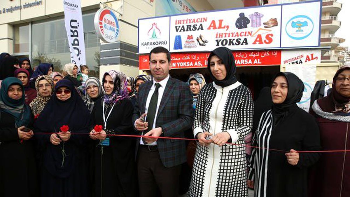 Karaköprü\'de \'Askıda Giysi Kampanyası\'