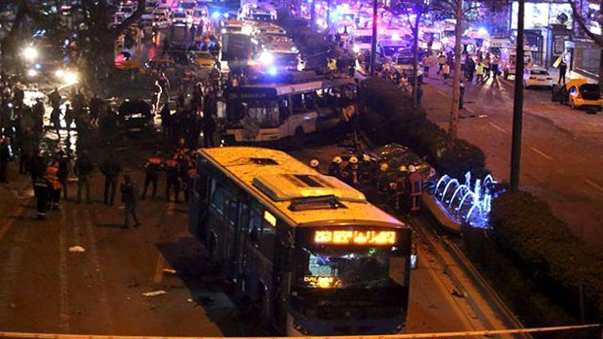 Kızılay Meydanı Yaya Ve Araç Girişine Kapatıldı