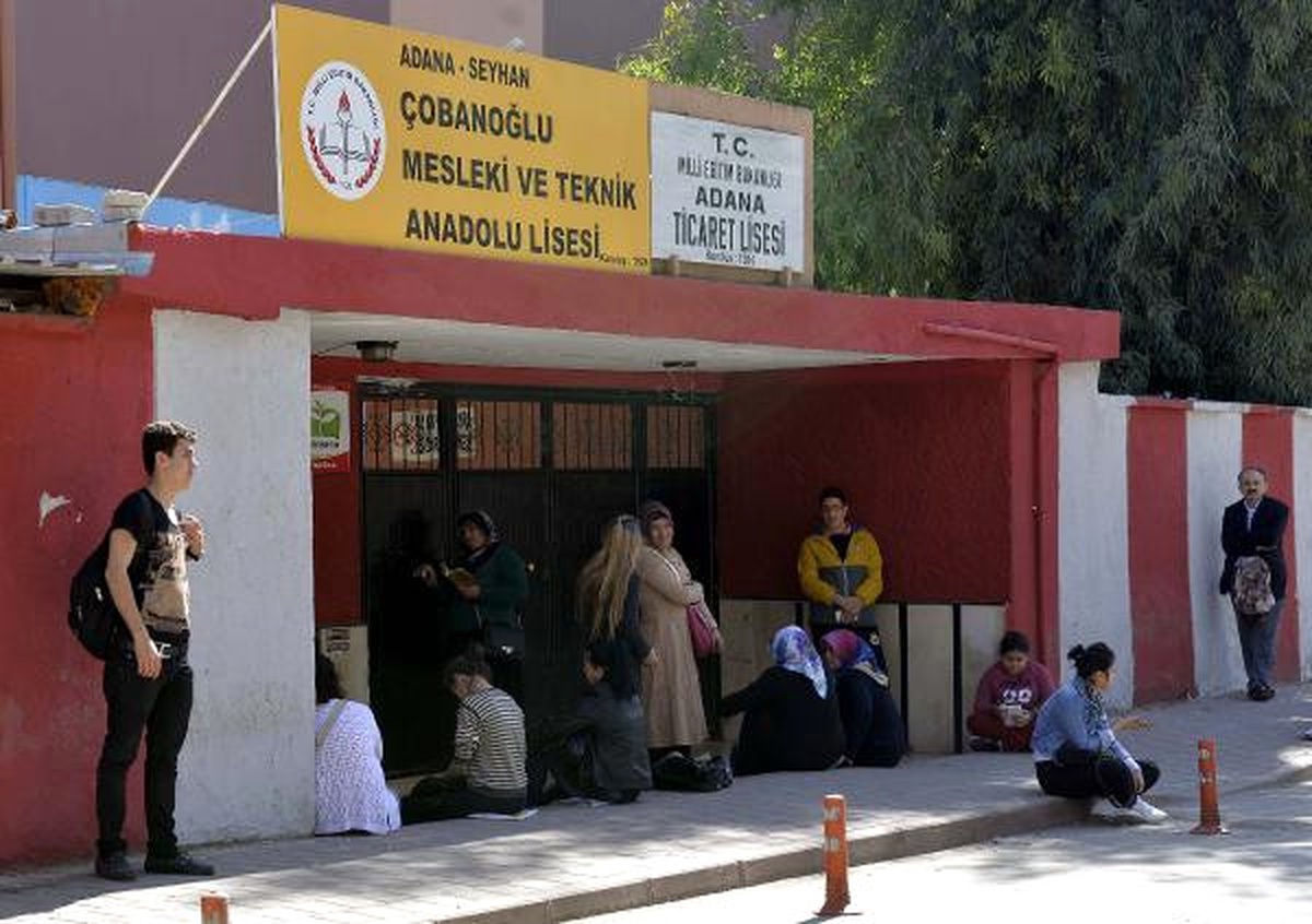 Öğrenciler Salonda, Aileleri Dışarıda Ter Döktü