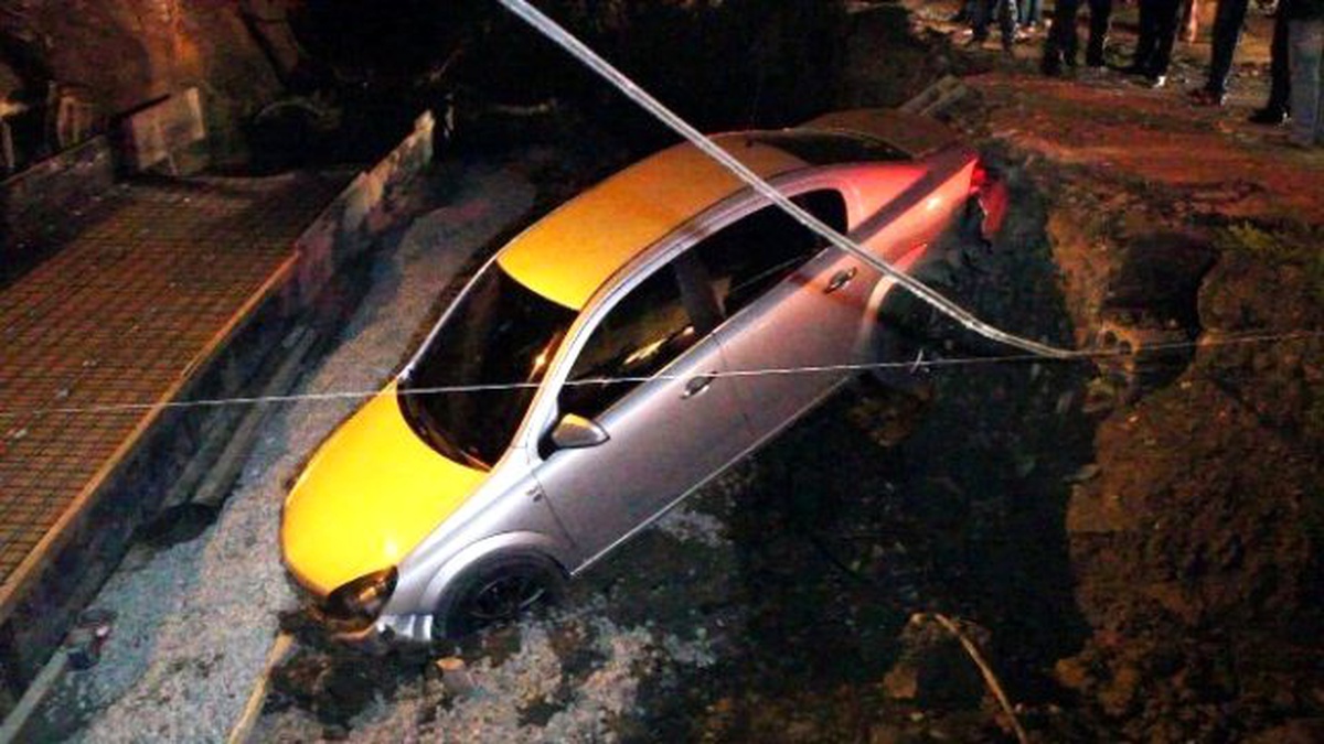 Otomobil İnşaat Alanına Uçtu: 2 Yaralı