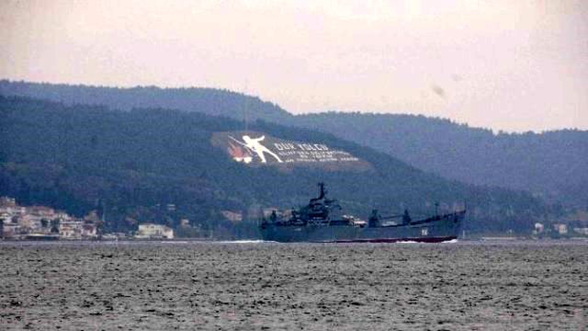 Rus Savaş Gemisi Çanakkale Boğazı\'ndan Geçti