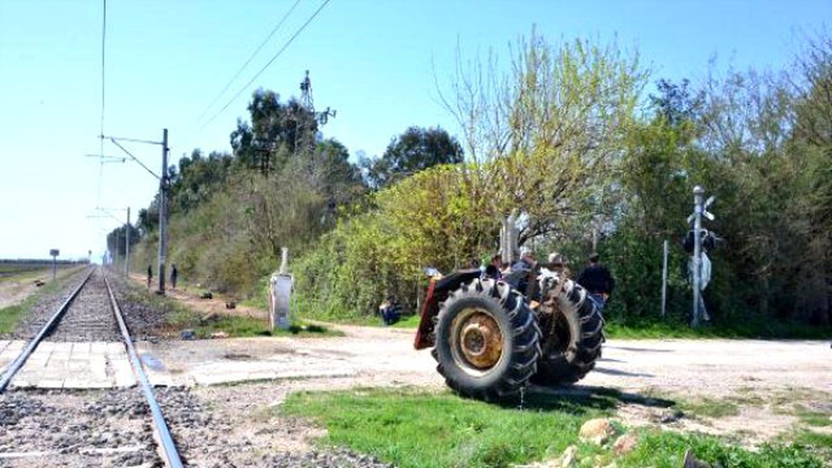 Trenin Çarptığı Traktör İkiye Ayrıldı! Baba, Oğluyla Aynı Kaderi Paylaştı