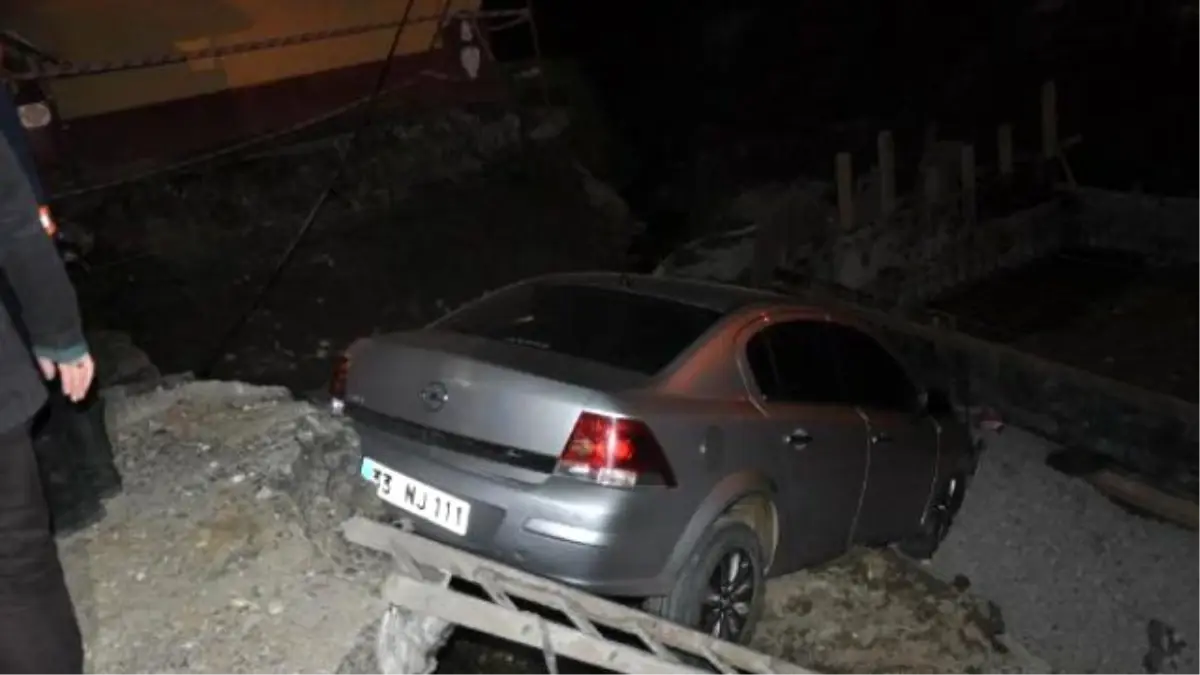 Uyarı Levhalarını Fark Etmedi, Çukura Uçtu: 2 Yaralı