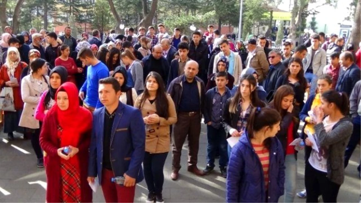 Yozgat\'ta Öğrenciler Sınavda, Aileler Dışarıda Ter Döktü