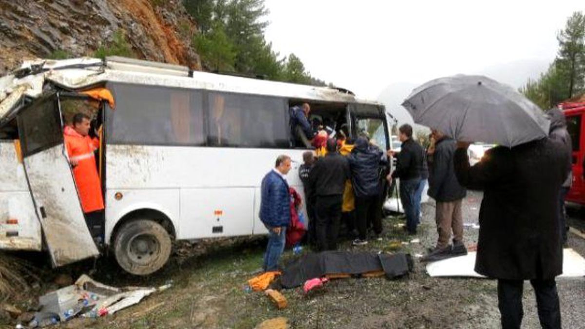 Akseki\'de Tur Midibüsü Devrildi: 1 Ölü, 17 Yaralı (2) - Yeniden