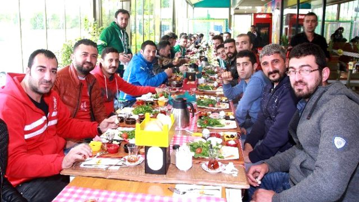 Antalyaspor ve Bursaspor Taraftarları Kahvaltıda Buluştu