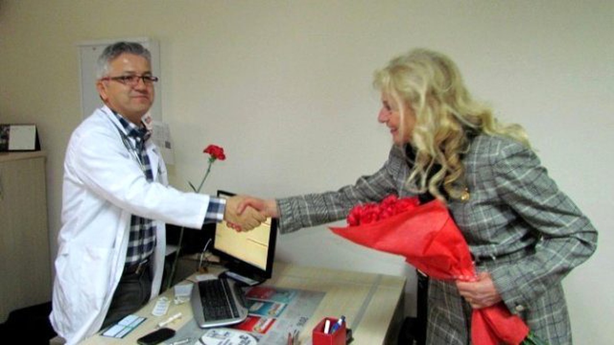 CHP\'li Kadınlardan Doktorlara Kırmızı Karanfil