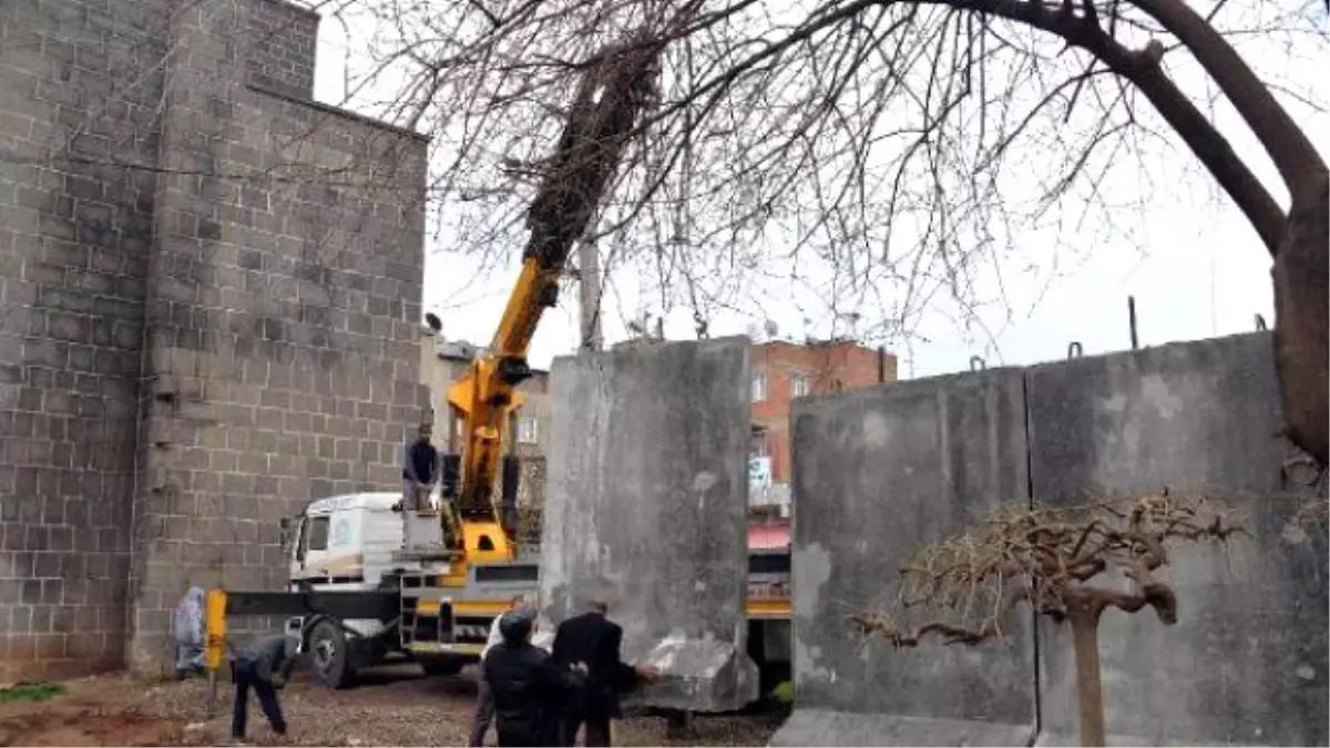 Diyarbakır Sur\'un Bazı Girişleri Beton Bloklarla Kapatıldı