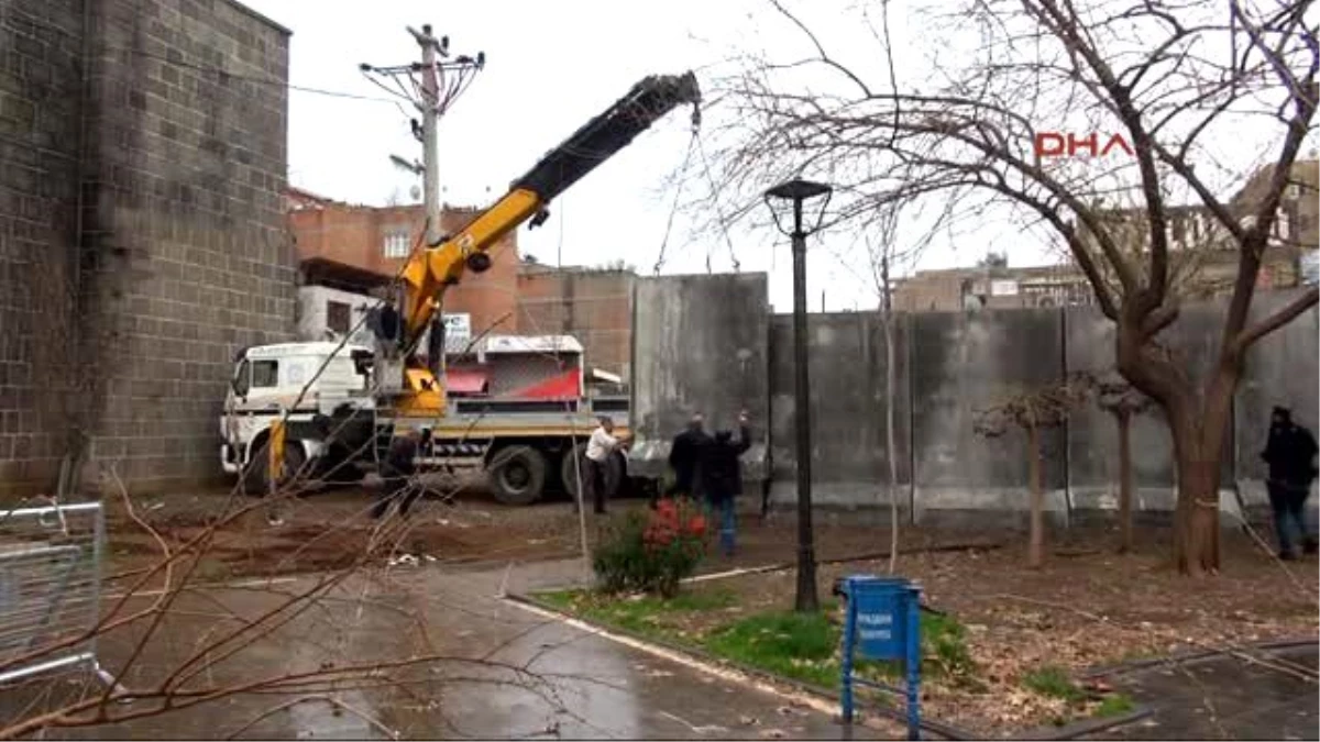Diyarbakır Sur\'un Bazı Girişleri Beton Bloklarla Kapatıldı