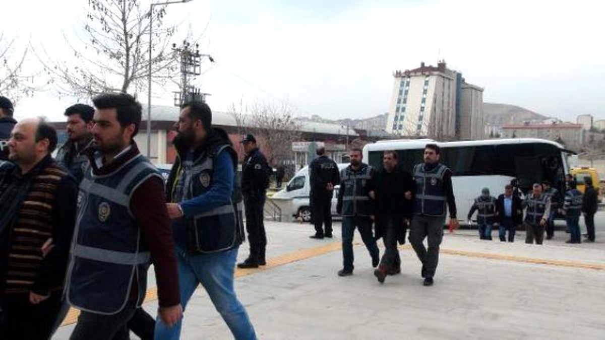 Elazığ\'daki Paralel Operasyonunda Gözaltına Alınan 11 Kişi Adliyeye Sevk Edildi