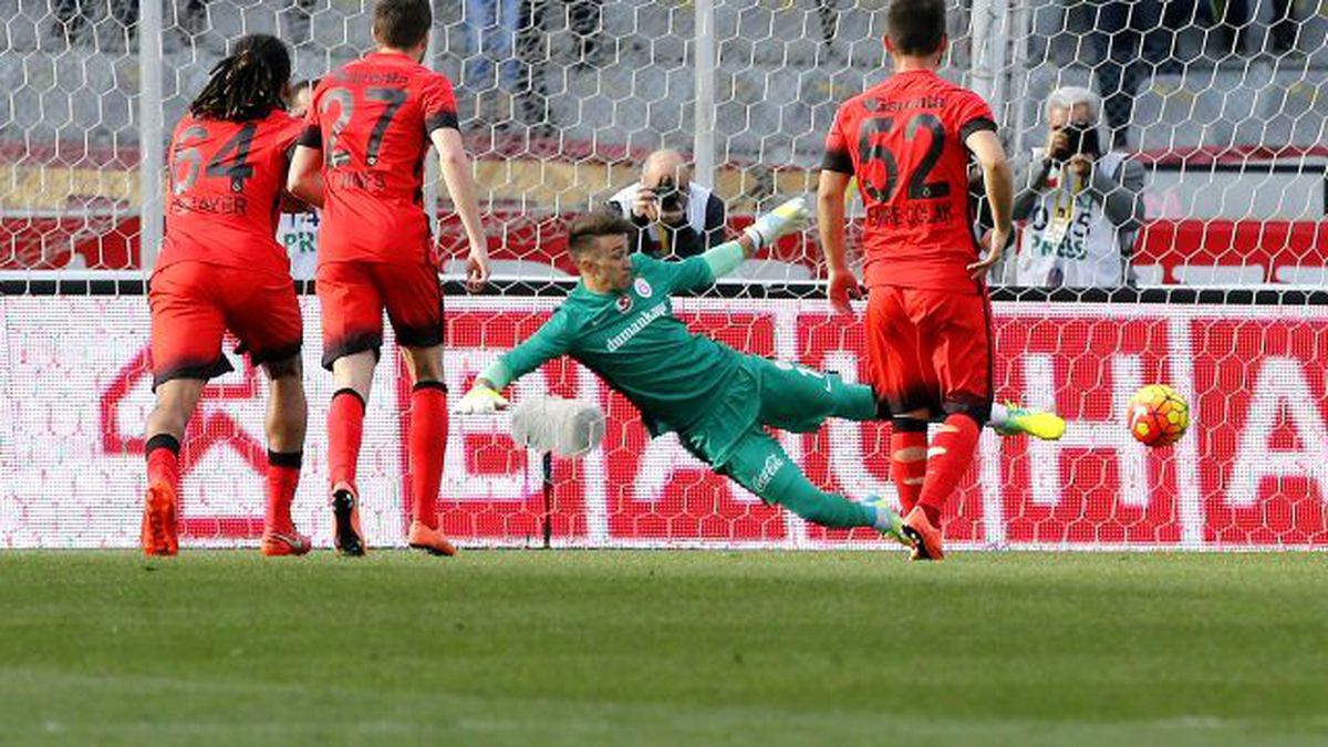 Fernando Muslera da Engel Olamıyor