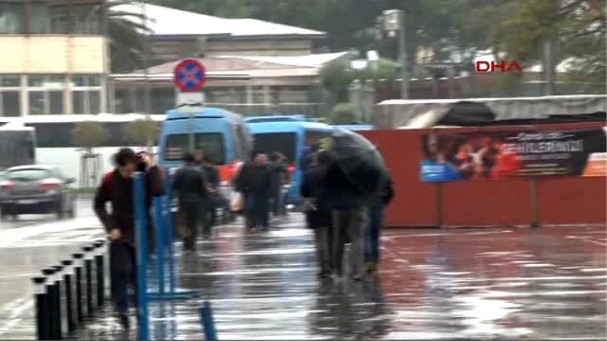 İstanbul\'da Yağmur ve Rüzgar Zor Anlar Yaşattı