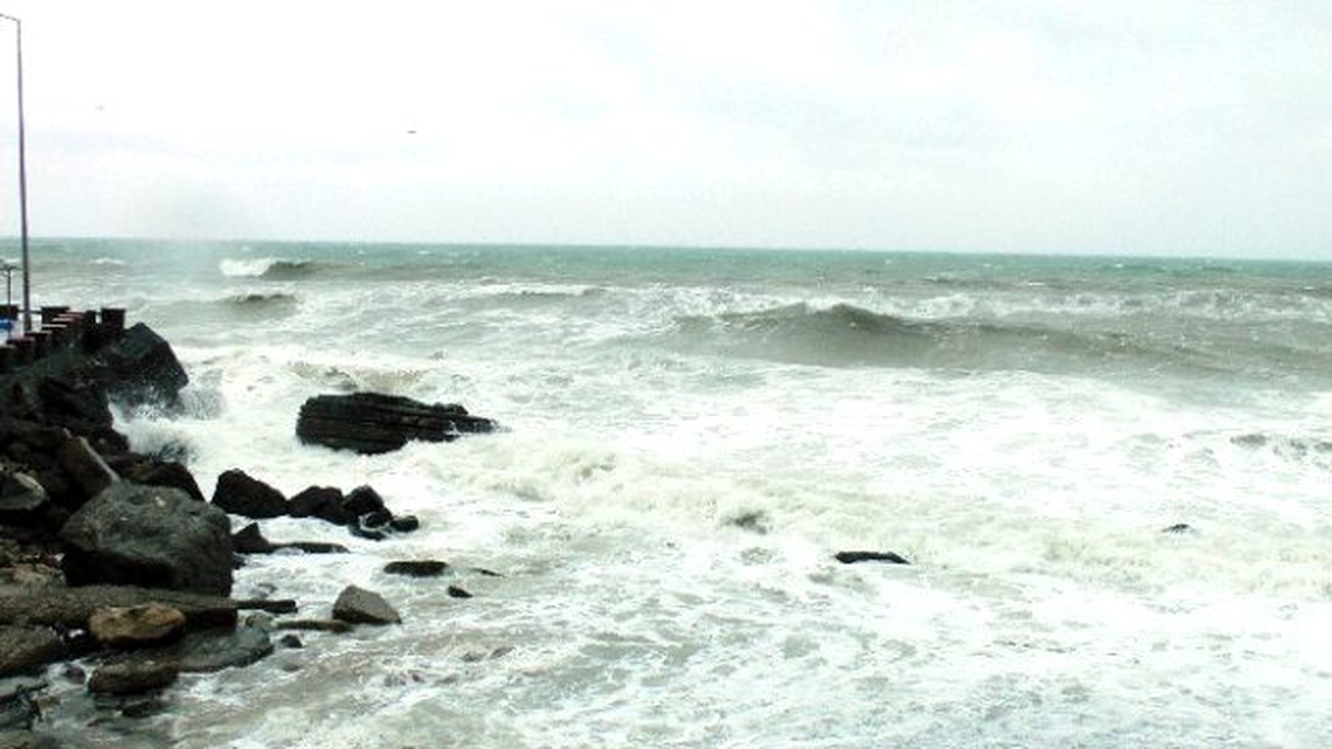 Karadeniz\'de Dalga Boyu 5 Metreyi Geçti