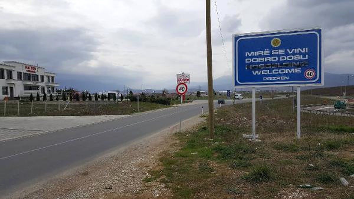 Kosova\'da Türkçe Tabelaya Saldırı