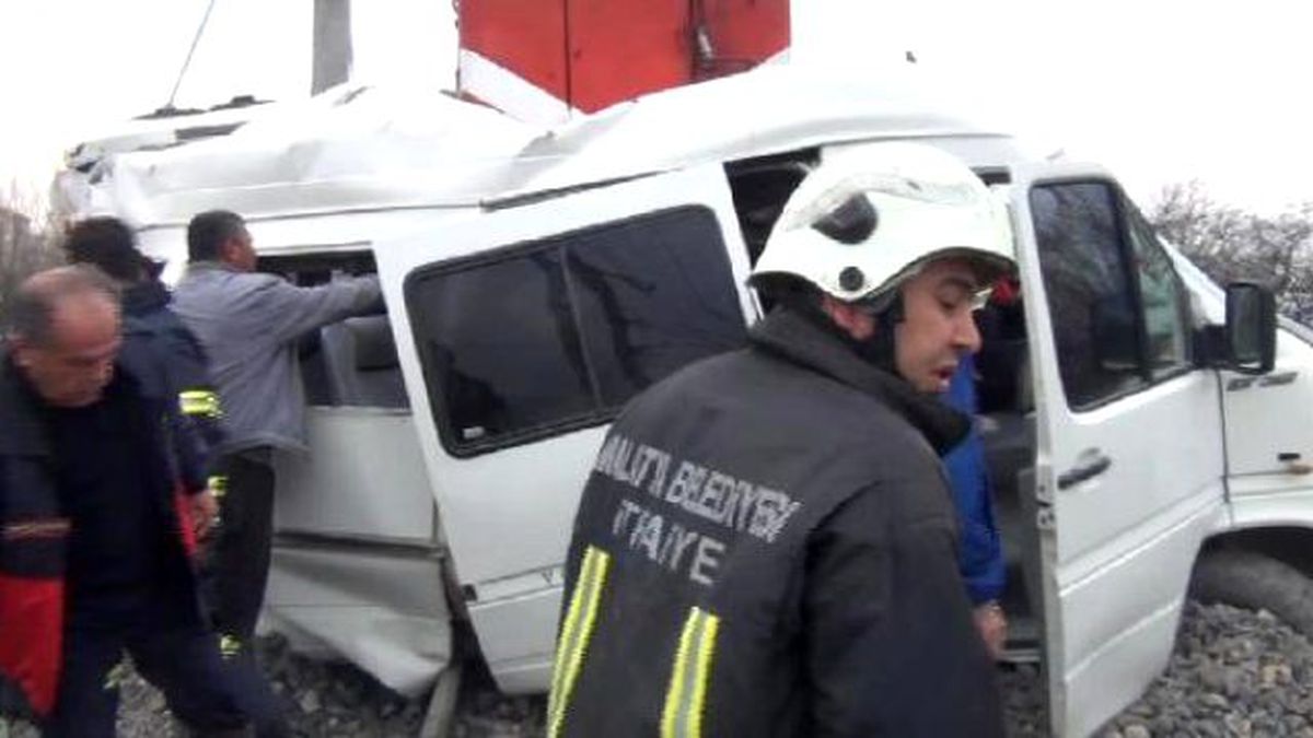 Malatya\'da Hemzemin Geçitte Kaza: 1 Ölü, 16 Yaralı