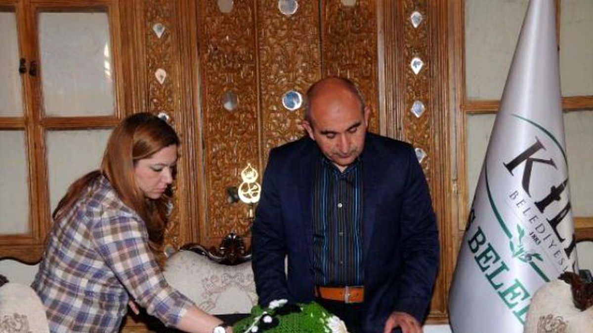 Merkel\'e Hediyelerini Kilis Belediye Başkanı Götürüyor