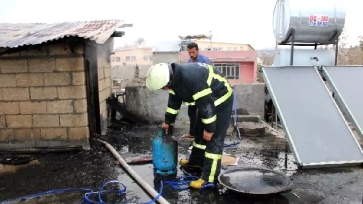 Odunlukta Çıkan Yangında Facianın Eşiğinden Dönüldü