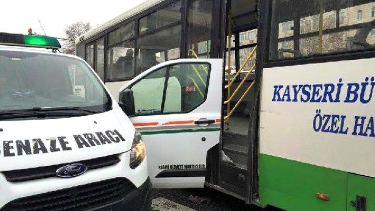 Otobüs, Cenaze Aracının Açık Kapısına Çarptı