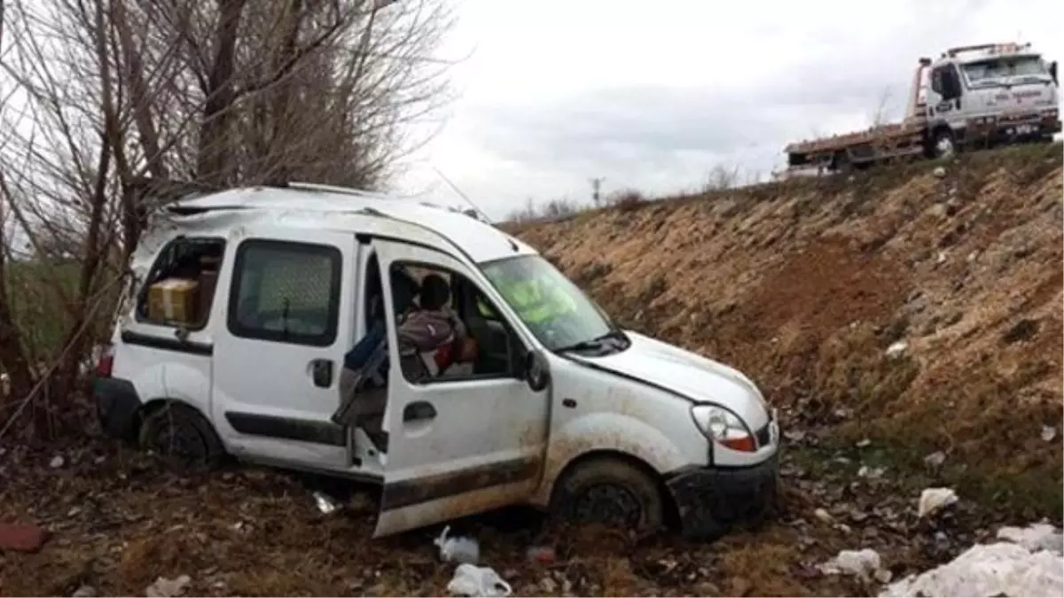 Sandıklı\'da Trafik Kazası, 2 Kişi Yaralandı