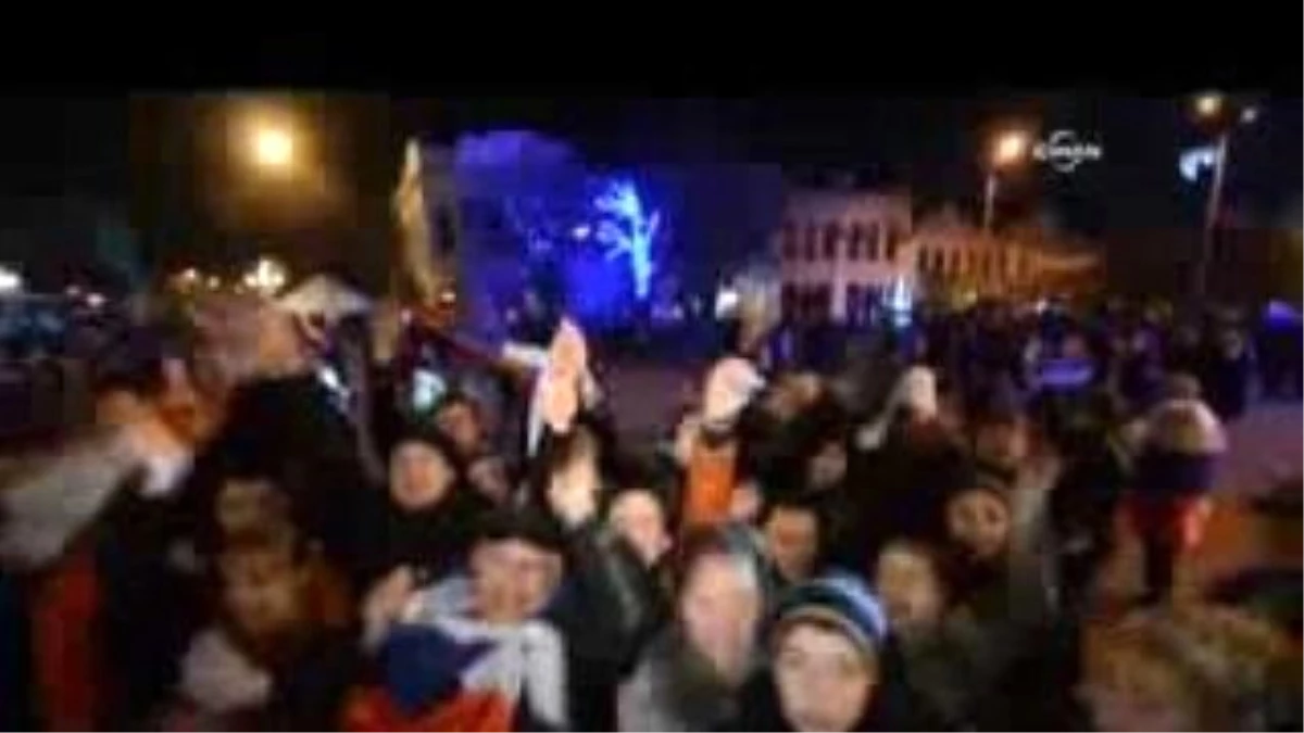 Simferopol\'de Rusya Yanlıları Sabaha Kadar Referandumu Kutladı